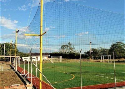 Instalación de malla para cancha de fútbol