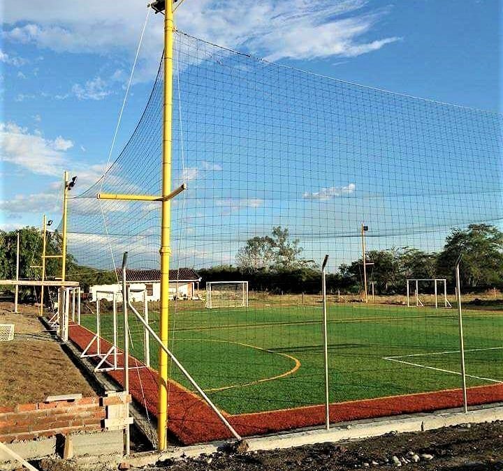 Instalación de malla para cancha de fútbol